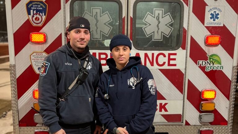 Dos paramédicos asisten al parto en autopista durante la tormenta.
