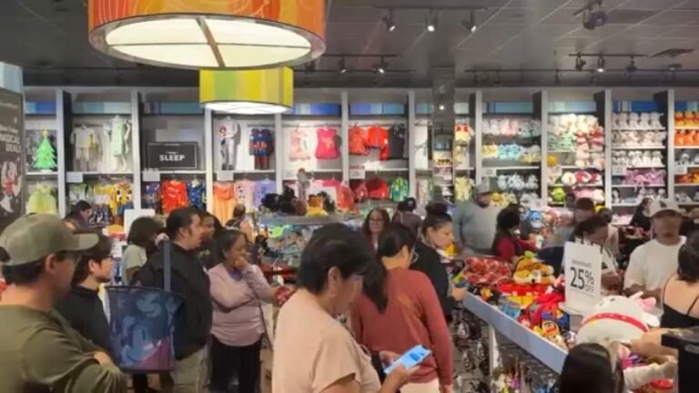 Los aranceles elevan el costo de los regalos de temporada.