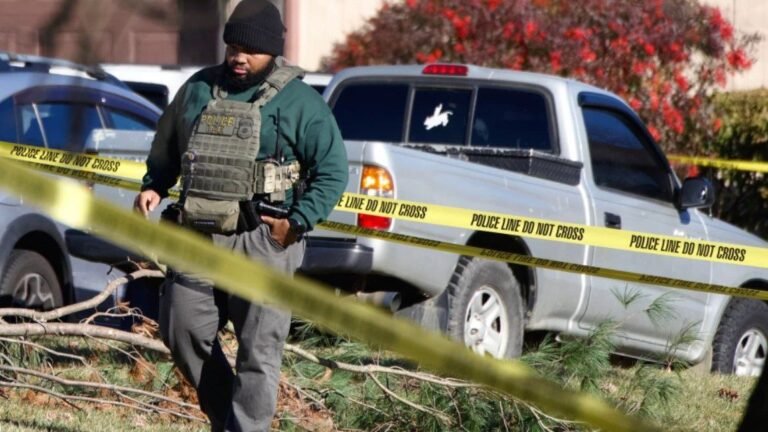 Agentes de ICE disparan contra vehículo, hieren a 2 personas