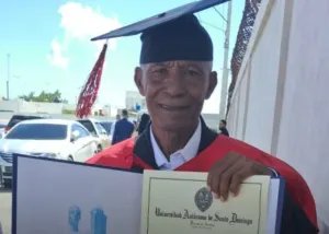 Don Víctor, de 69 años, cumple su sueño de graduarse en Derecho – Remolacha