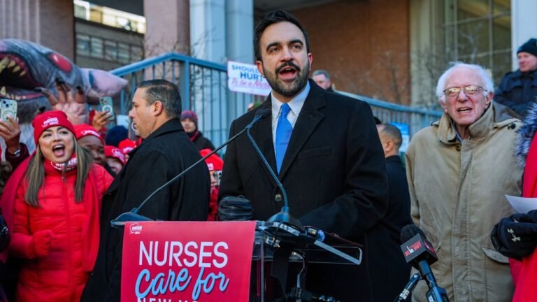 Mamdani y Sanders se unen a la huelga de enfermeras