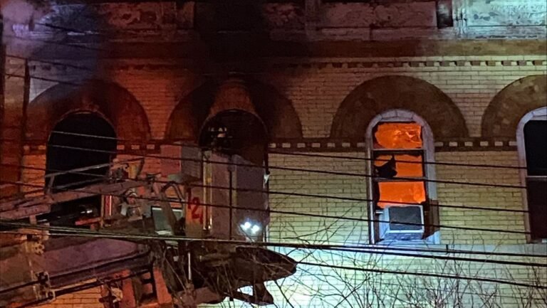 Seis heridos deja incendio en un edificio en Queens