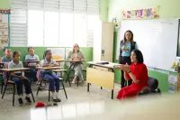 Raquel Arbaje imparte clase de Moral y Cívica en escuela de Cristo Rey – Remolacha