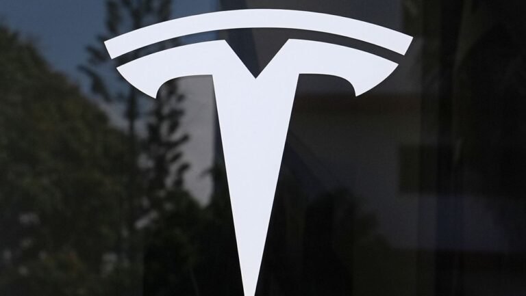 Tesla cede el título de mayor fabricante de eléctricos