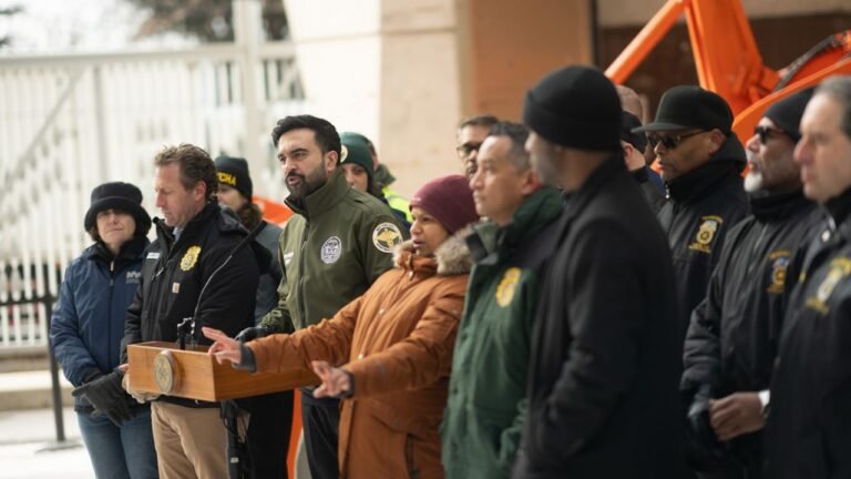 Autoridades instantáneas a neoyorquinos permanecerán en sus casas