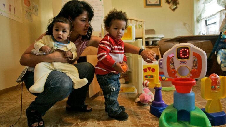 Juez ordena a Trump restaurar fondos de salud infantil