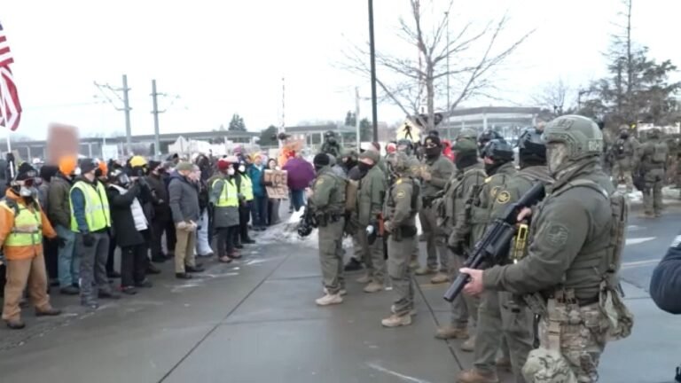 Congresista propone ley que obligaría a ICE a usar códigos QR