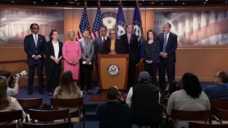 Petición formal para un juicio político contra Kristi Noem