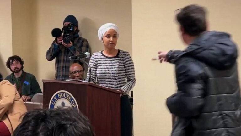 Hombre rocía con líquido a congresista demócrata Ilhan Omar