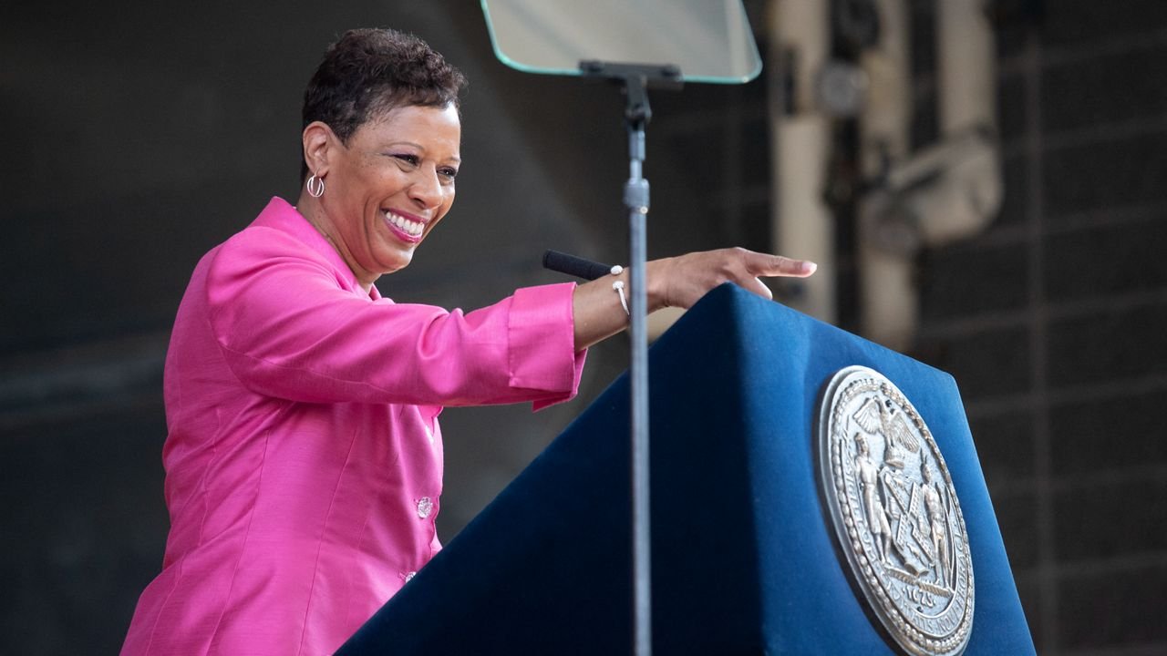 Hochul elige a Adrienne Adams como compañera de fórmula