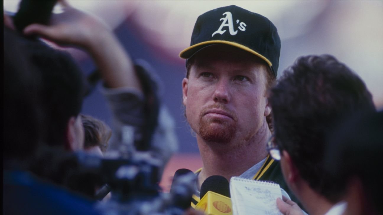 Mark McGwire regresa a los Atléticos en una función de desarrollo de jugadores