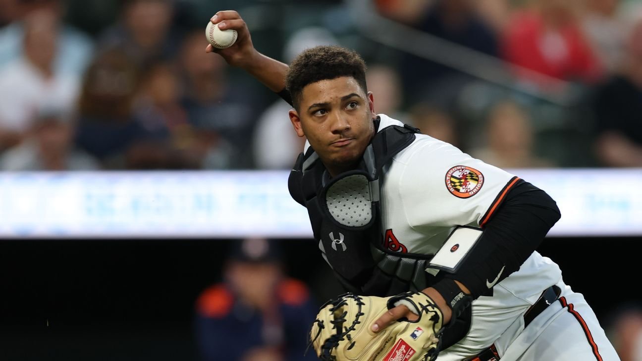 Samuel Basallo de los Orioles sale del juego con molestias abdominales