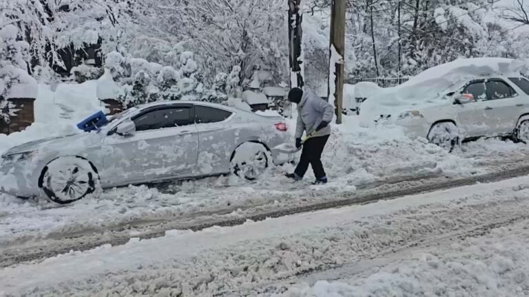 Estudiantes desafiaban calles nevadas al regresar a escuelas