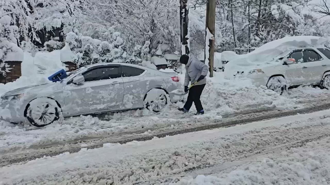 Estudiantes desafiaban calles nevadas al regresar a escuelas
