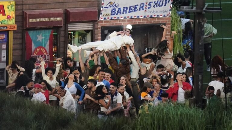 Bad Bunny rinde homenaje en el Super Bowl a la cultura boricua