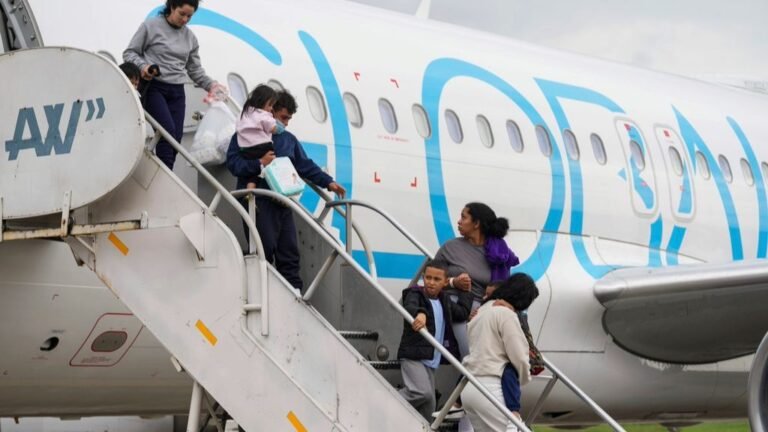 Juez dice deportaciones a terceros países son ilegales