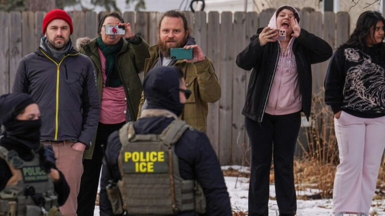 Investigan a dos agentes federales de inmigración