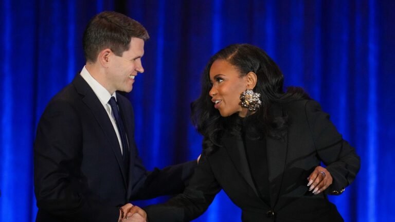 Se intensifica primaria demócrata entre Crockett y Talarico