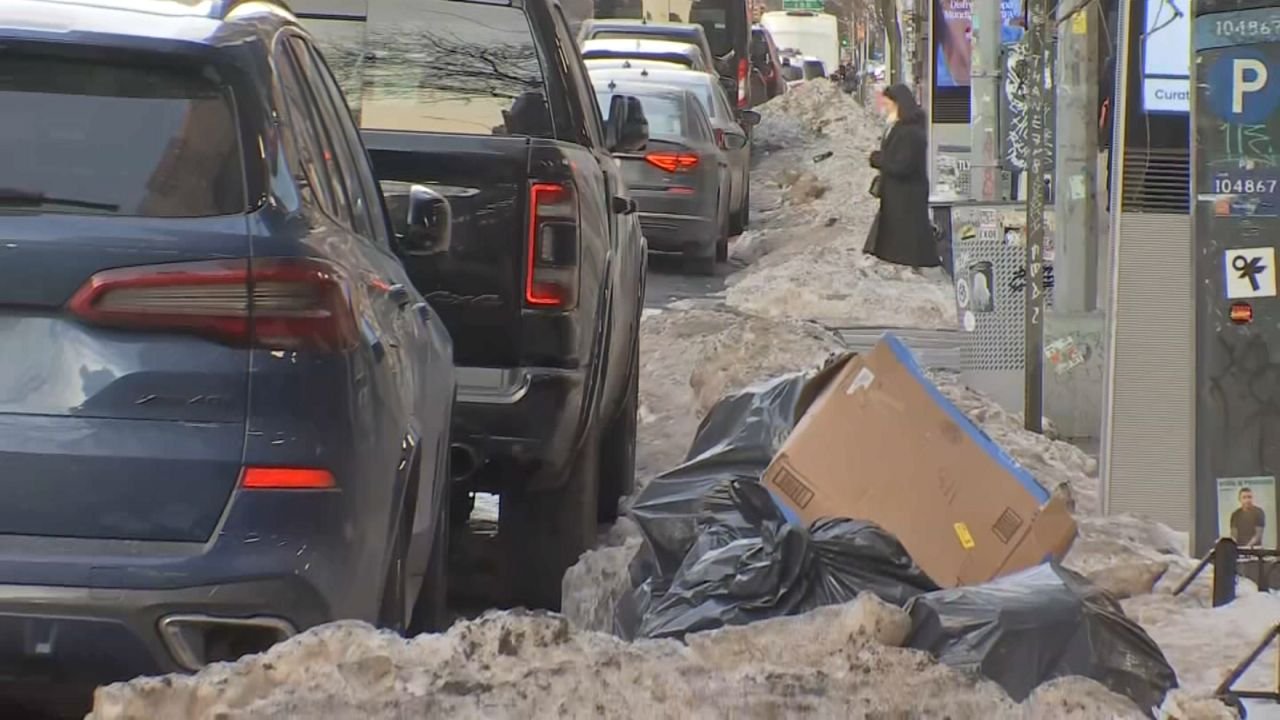 El deshielo descubre basura acumulada en las aceras