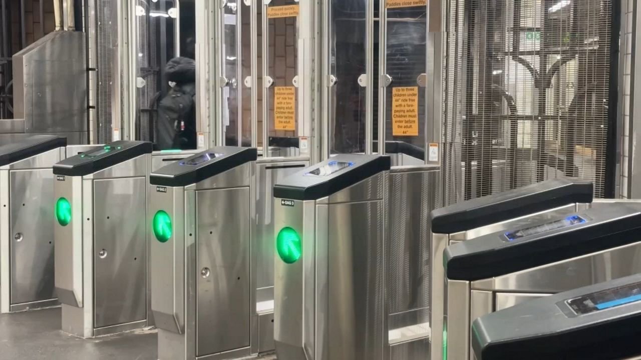 Mujer lesionada por nueva puerta de acceso al metro