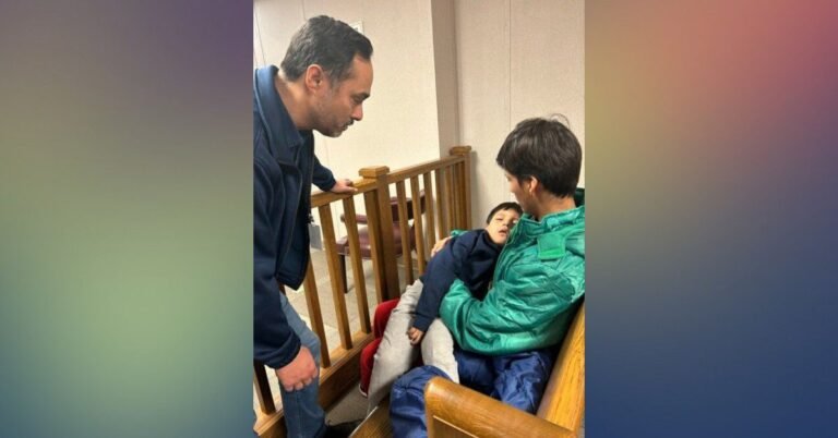 Juez ordena liberar a un niño de 5 años