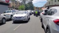 Continúa el doble parqueo en calles de la capital dominicana – Remolacha