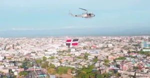 Helicóptero de la Fuerza Aérea y la bandera nacional (video) – Remolacha