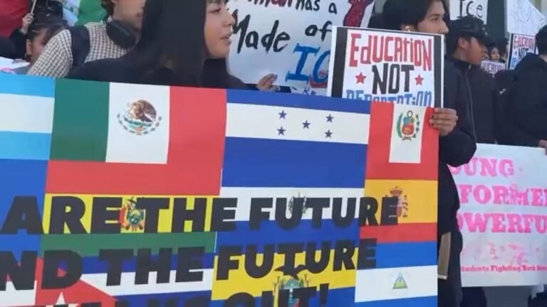 Estudiantes protestan contra las redadas en los Ángeles