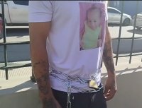 Se encadena por muerte de su hija en albergue en Santiago – Remolacha