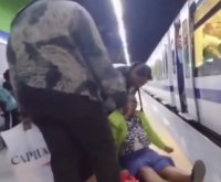 Mujer resulta herida al quedar atrapada entre vagones del Metro (video) – Remolacha