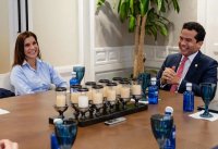 Embajadora de EE.UU visita a Omar Fernández – Remolacha