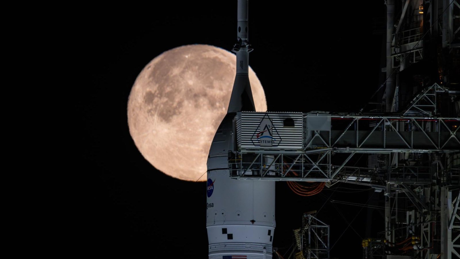 Mire a la NASA sacar el cohete lunar Artemis 2 de la plataforma de lanzamiento el 25 de febrero para solucionar un problema técnico