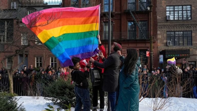Los defensores devuelven la bandera del Orgullo a Stonewall
