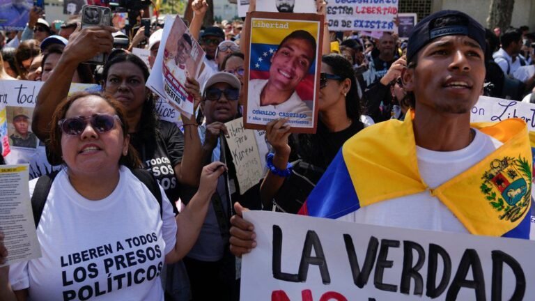 Venezuela aplaza amnistía para liberar presos políticos