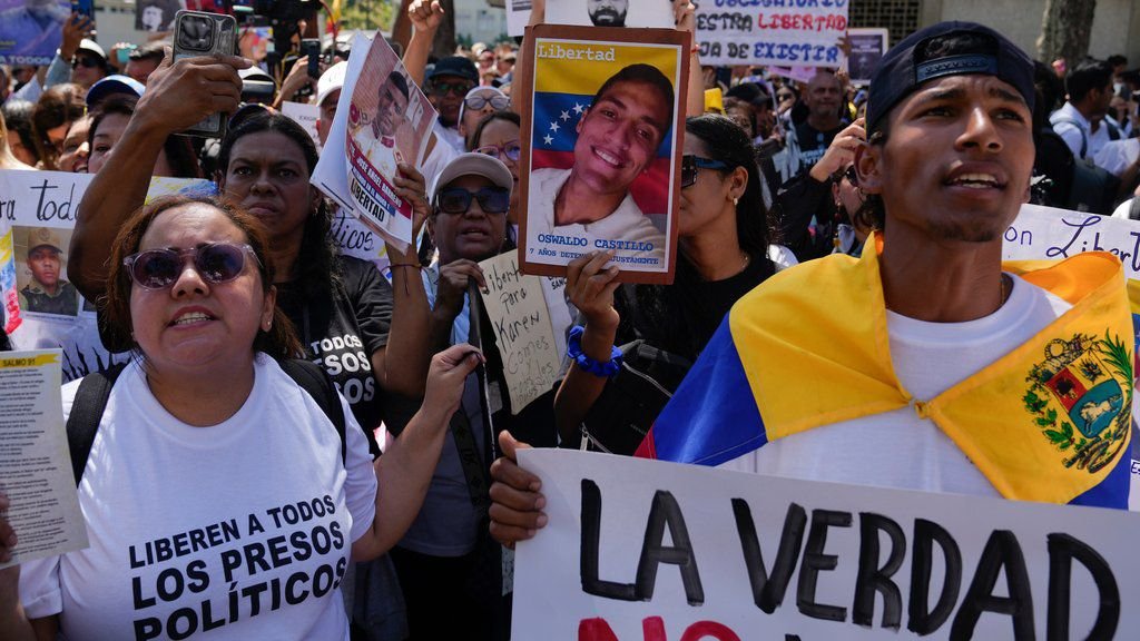 Venezuela aplaza amnistía para liberar presos políticos
