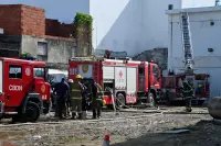 Bomberos continúan sofocando incendio en almacén Banreservas – Remolacha