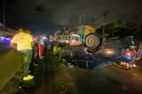 Carro se vuelca en elevado de la Máximo Gómez – Remolacha