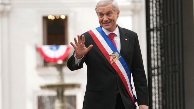 Kast inaugura su gobierno de emergencia con seis decretos