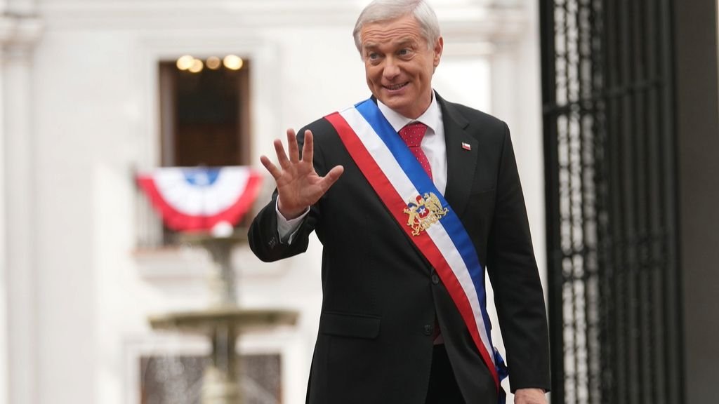 Kast inaugura su gobierno de emergencia con seis decretos