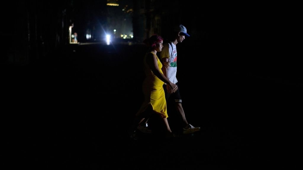 Amplias zonas de Cuba siguen sin electricidad