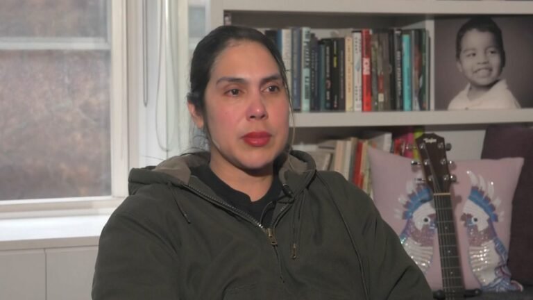 Una madre continúa luchando por que liberen a su hijo de ICE