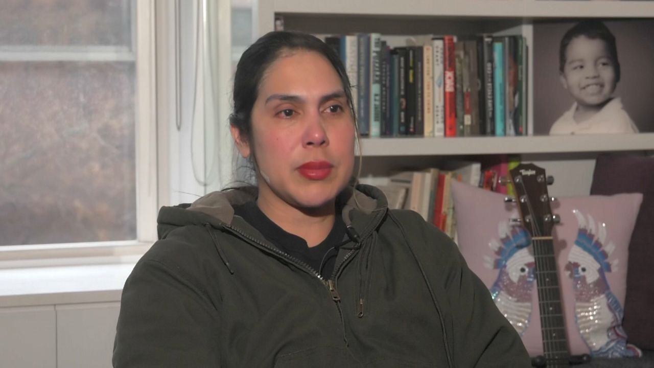 Una madre continúa luchando por que liberen a su hijo de ICE