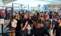 Largas filas y esperas en los aeropuertos de EEUU – Remolacha