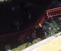 Camión cargado de guineos cae de puente en Baní (video) – Remolacha