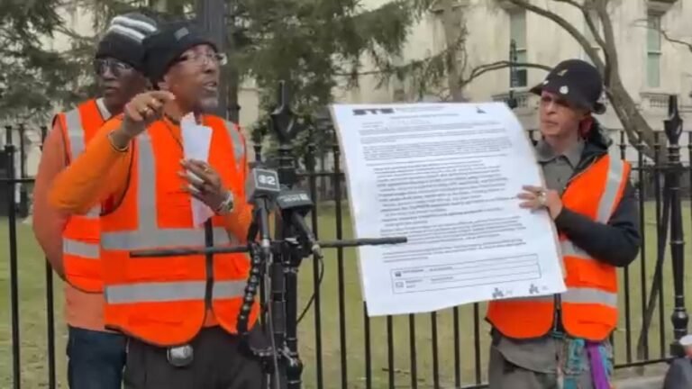 Protestan contra los desalojos de personas sin hogar