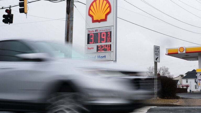 El petróleo sube a 100 dólares por barril y acciones caen