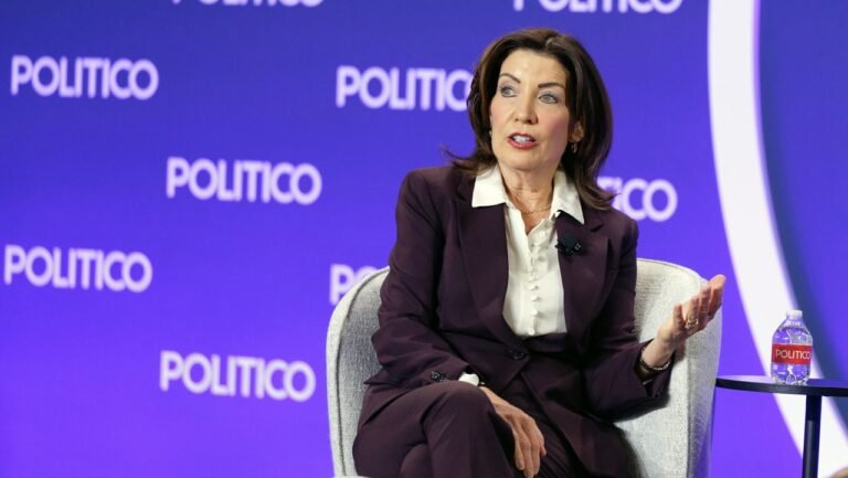 Hochul advierte que los impuestos a ricos harán que se vayan