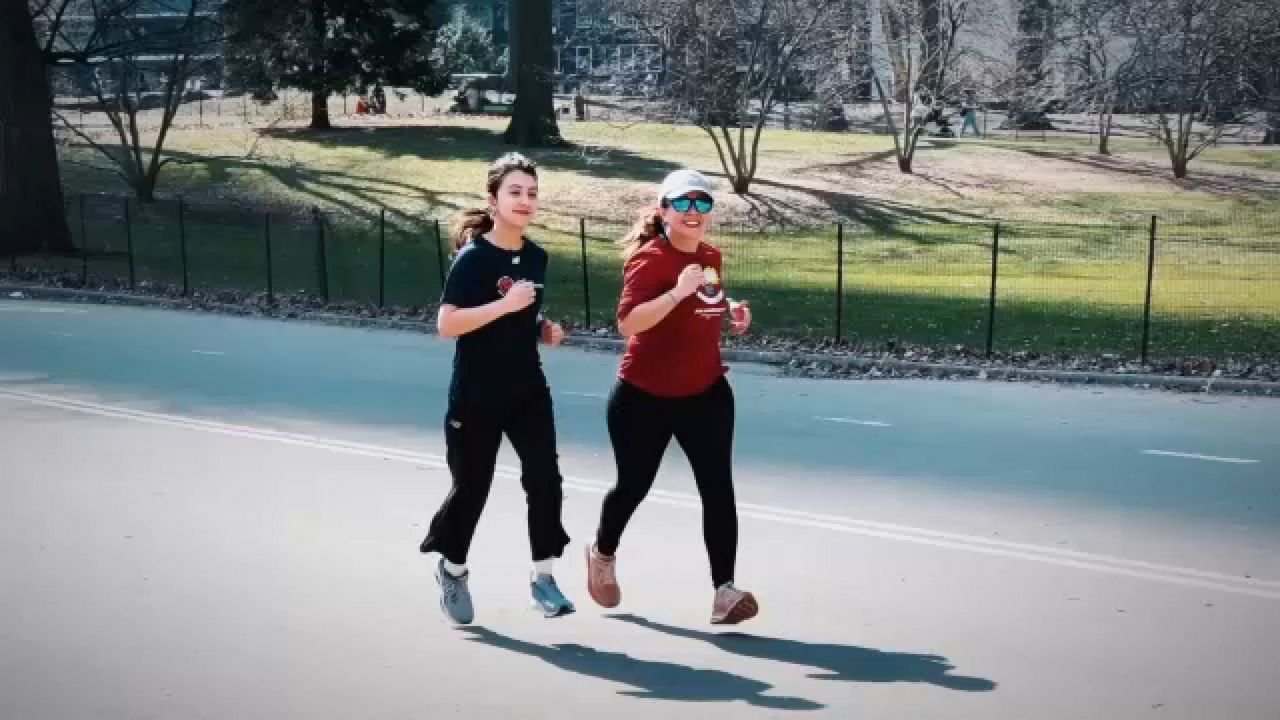 Madre e hija hacia la meta de la media maratón de Nueva York
