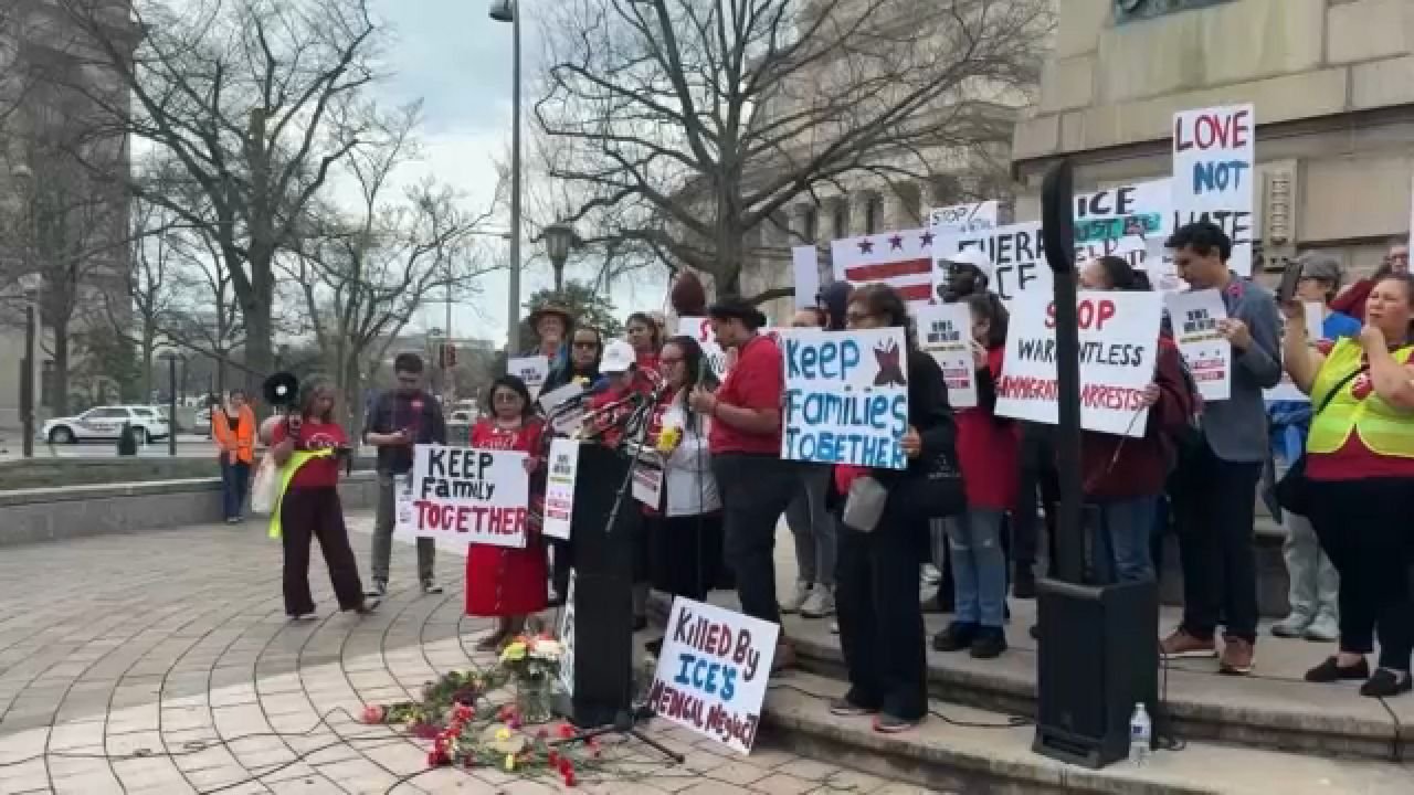 Organizaciones exigen que ICE cumpla orden de juez