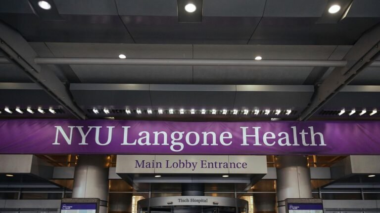 Fiscal de NY exige a NYU Langone reabrir programa trans